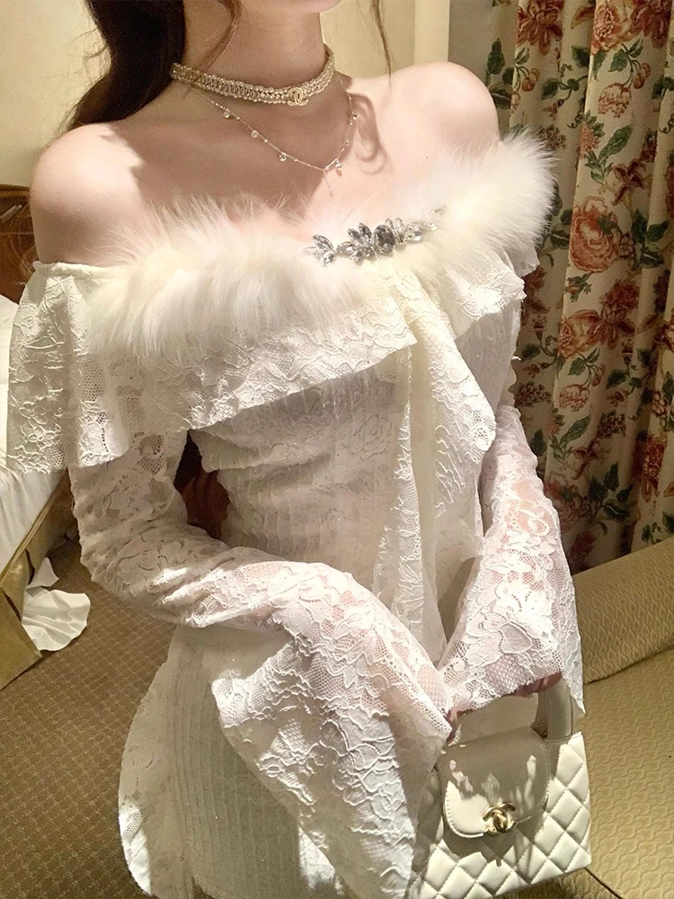 

Женское платье-халат с кружевными вставками на плечах, меховым воротником, короткой юбкой-оберткой, высокой эластичностью и длинными рукавами для повседневной носки