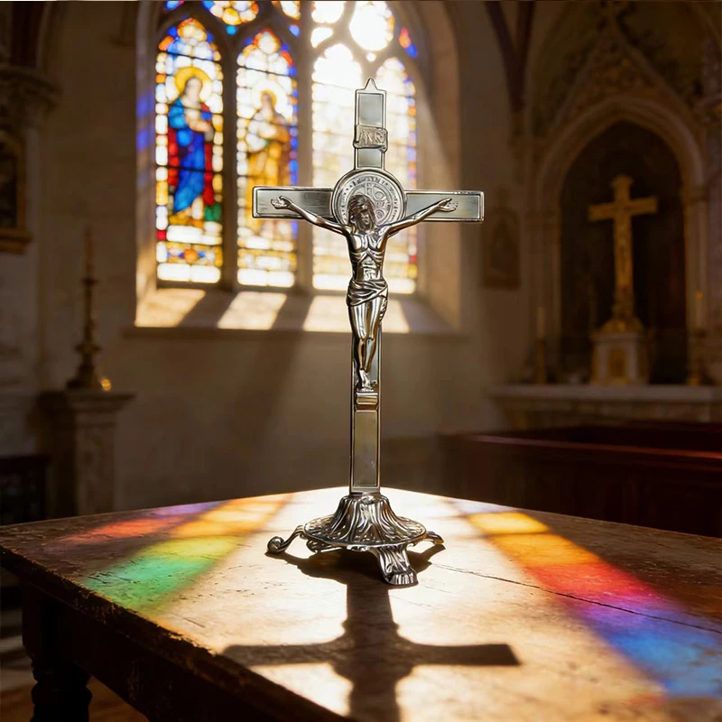 Neues hochwertiges, versilbertes katholisches St.-Benedikt-Kruzifix mit verziertem Sockel, stehendes Kreuz für den Gottesdienst auf dem Tisch und die tägliche Andacht. – Detail 6