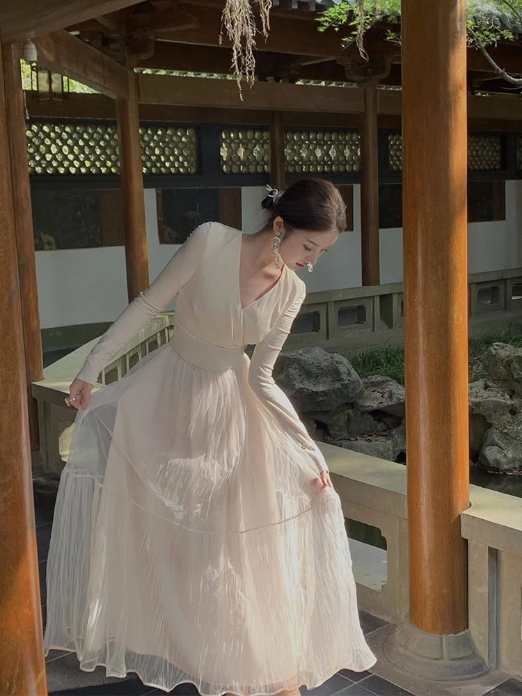 

Элегантное белое платье с длинными рукавами и V-образным вырезом, женское осенне-зимнее платье с сетчатой юбкой, высококачественное длинное платье с уникальным дизайном