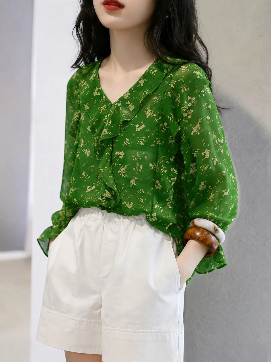 Fashionable Floral Print V-Neck Shirt Sun Protection Bell Sleeve Design Commute Style Women's Shirt Summer New Arrival