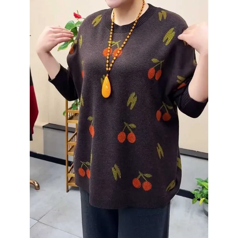 

Модный женский свободный свитер с ярким бриллиантом и вишневым круглым вырезом на осень и зиму
