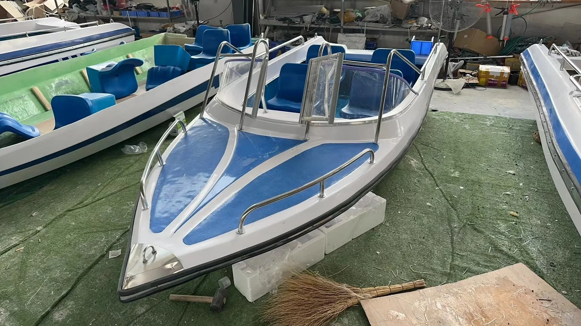 Los fabricantes de lanchas rápidas y pequeñas de tipo abierto suministran lancha motora abierta, yate, barco de pesca recreativo, lancha rápida de fibra de vidrio de lujo