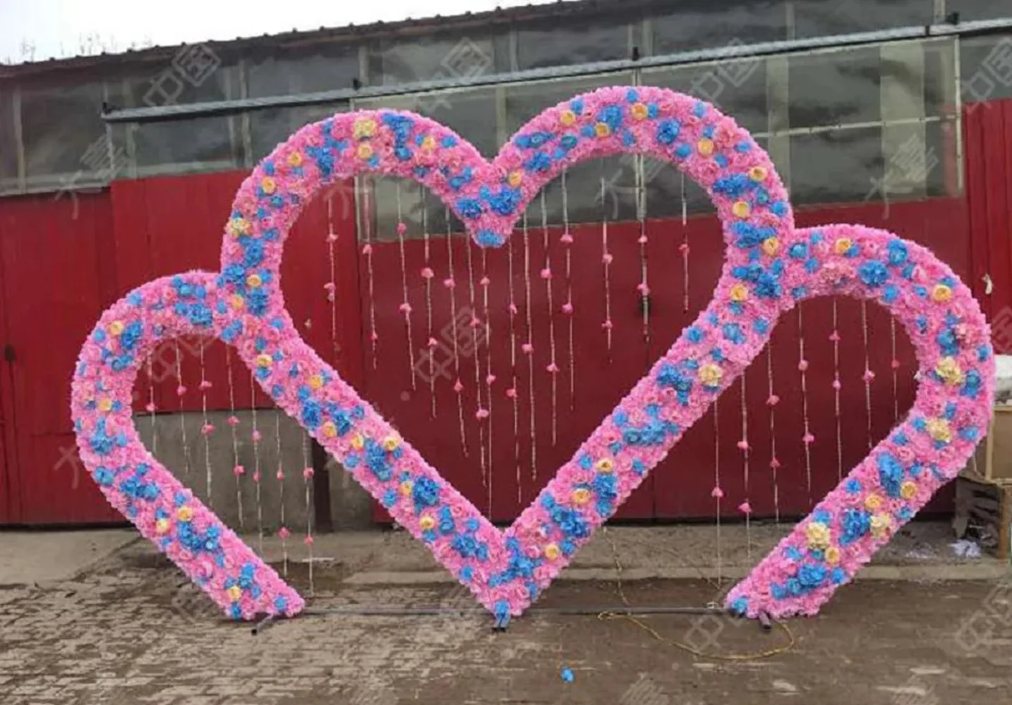 خلفية قوس زفاف معدنية ضخمة ثلاثية على شكل قلب، اقتراح حفلة عيد ميلاد ديكور خلفية عائلية خارجية