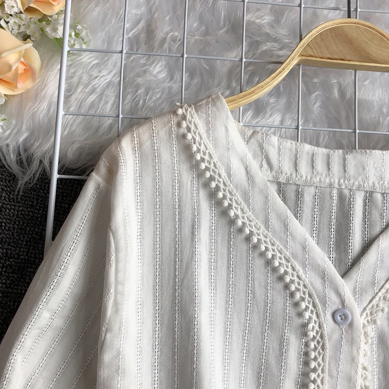 우아한 흰색 긴 소매 셔츠 여성 패션 홍콩 스타일 봄 2023 디자인 감각 틈새 통근 스타일 브이넥 버튼 클로저