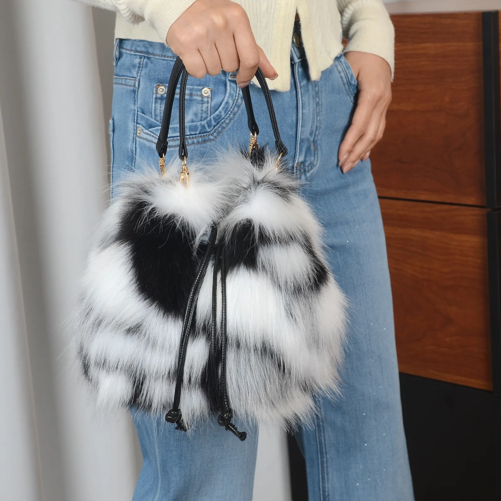 Modische Herbst-Winter Kunstfell-Handtasche Luxuriöse Bucket Bag für Damen Fell-Tragetasche Kunstwaschbärfell Hochwertige Handtasche – Detail 15