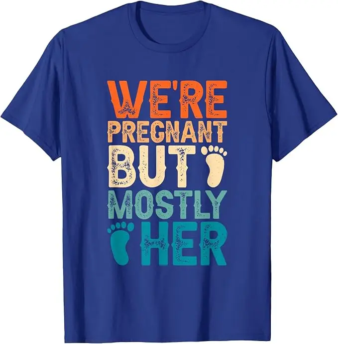 Wir sind schwanger, aber es ist hauptsächlich ihre Sache, Paar-Schwangerschaftsankündigungs-T-Shirt, Y2k-T-Shirt mit Grafik für den ersten Papa und die erste Mama, personalisiert – Detail 12