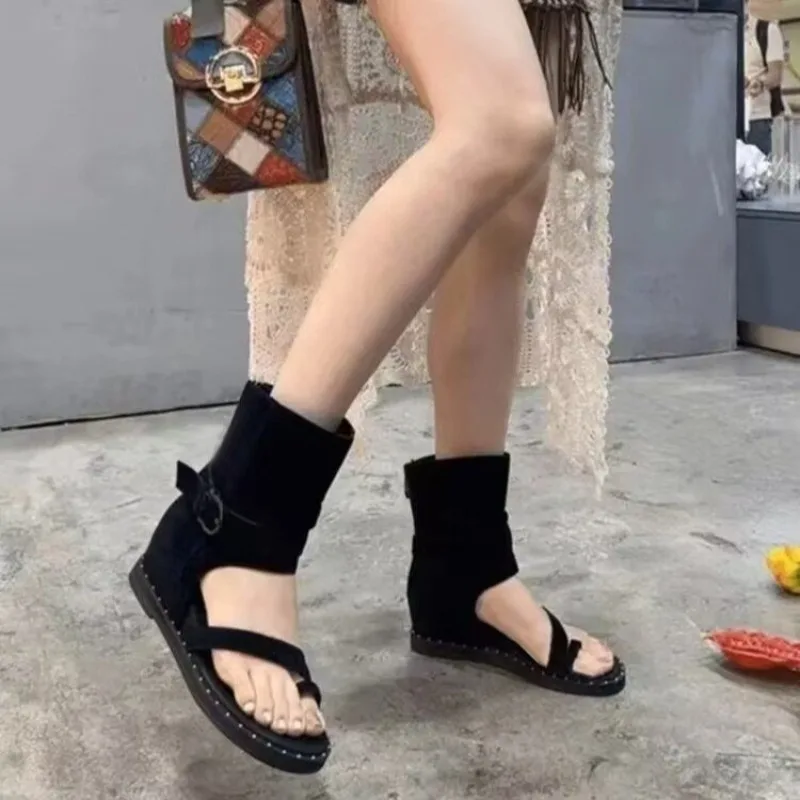 

2025 Summer New Fashionable Riveted Velvet Leather Jacket with Toe Exposed Back Zipper and Increased Height Roman Cool Boots