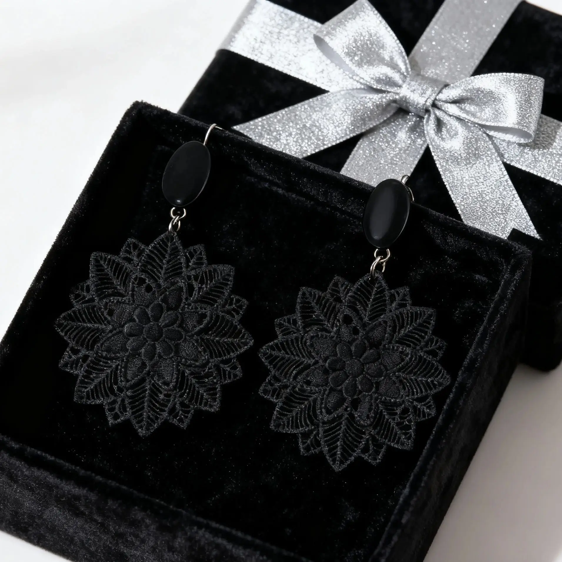 Simple Black Flower Circular Hollow Out Stud Earrings for Women Charming Design Floral Alloy Earrings Jewelry Accessories