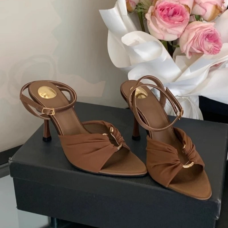 2026 Neue Mode Ausgehöhlte Metallschnalle Damen-Sandalen Gemütliche Seiden-Knöchelriemen Sexy Spitze High Heels Party-Kleiderschuhe