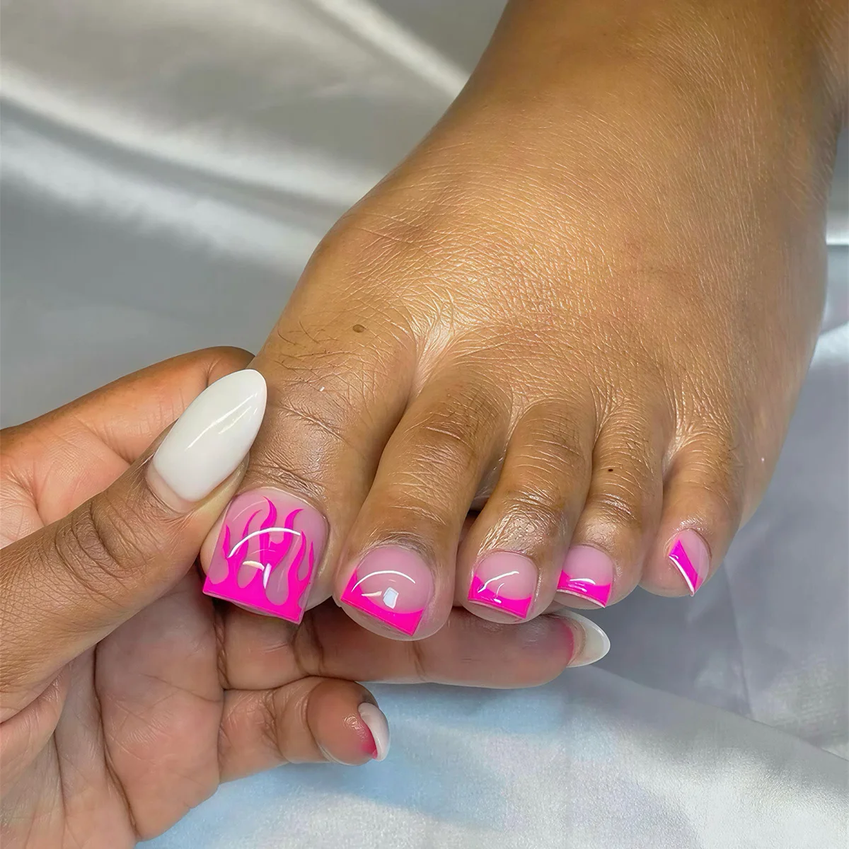 24pcs Glossy French False Toe Nail INS Simple White Edge Press on Toe Nails Tips for Summer Beach Daily Wearable Fake Toenails view 6