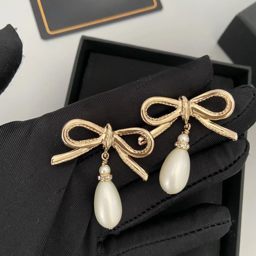 

European and American fashion exquisite bow pearl earrings