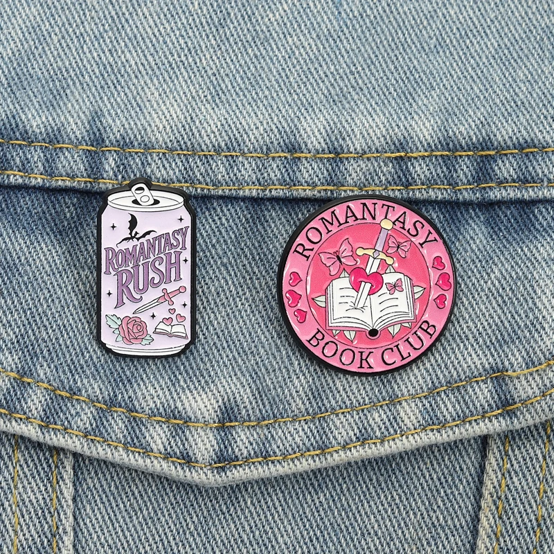 Romantasy Book Club Emaille Pins Getränkedose Broschen Revers Abzeichen Cartoon Rosa Rosen Blumen Schmuck Geschenk für Bücherwurm