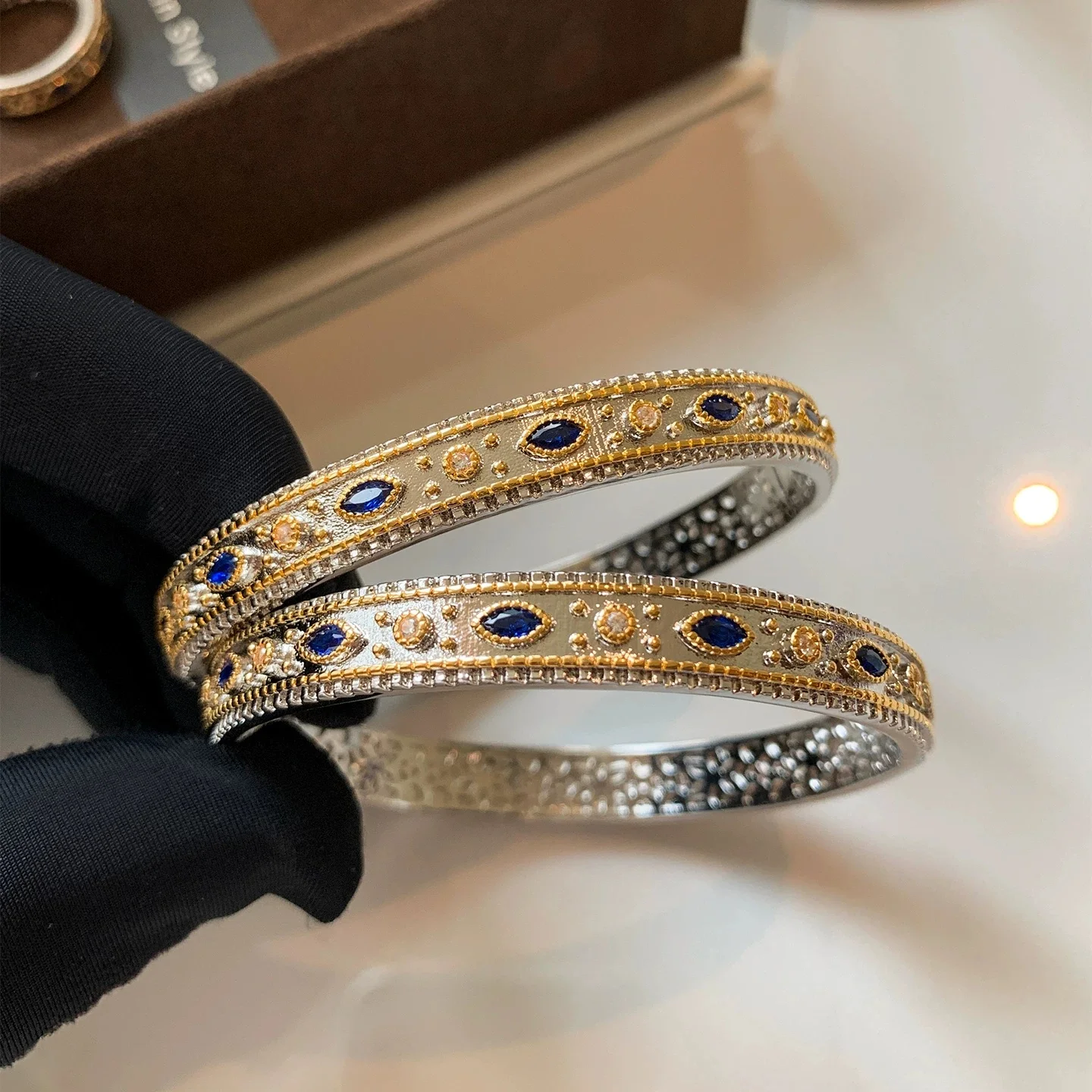 French Vintage Embossed Inlaid Bangle for Women Exquisite Light Luxury Daily & Banquet Versatile Fashion Jewelry Bracelet