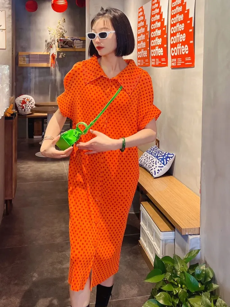 Orangefarbenes Plissee-Kleid mit Polka-Dot-Muster, Hemdkragen, kurzen Ärmeln, lockerer Passform, Midi-Länge, weicher Stoff, lässige Mode, Alltagskleidung, 2025, trendig, schick – Detail 9