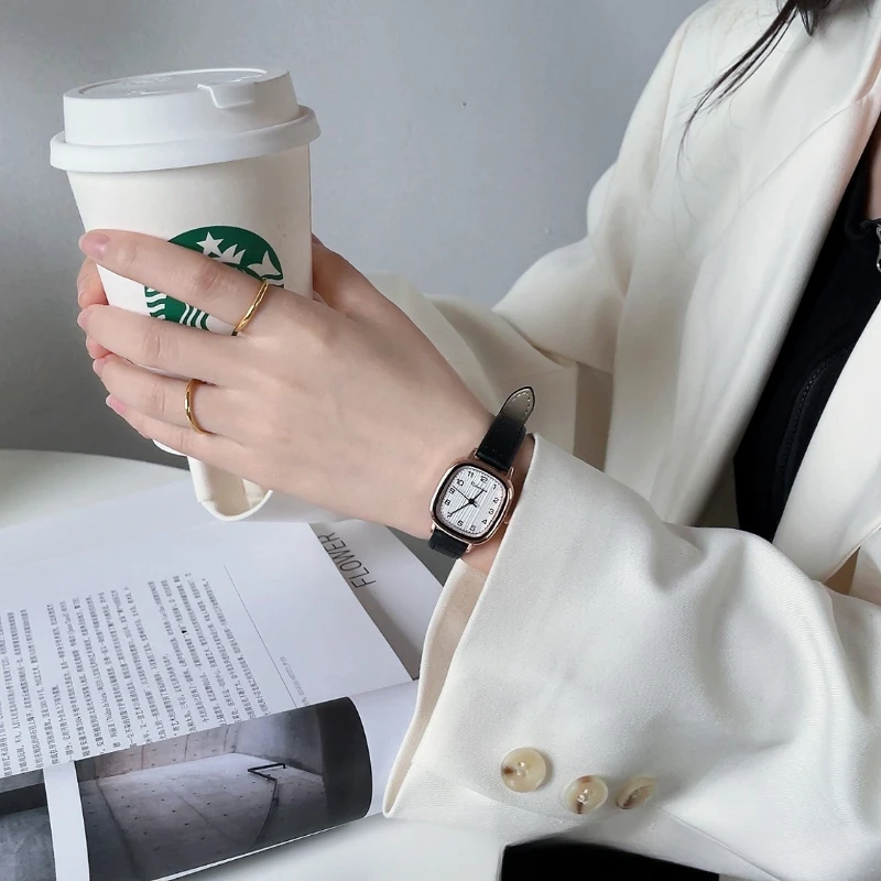 ساعة نسائية برقم مربع وحزام كوارتز صغير الحجم