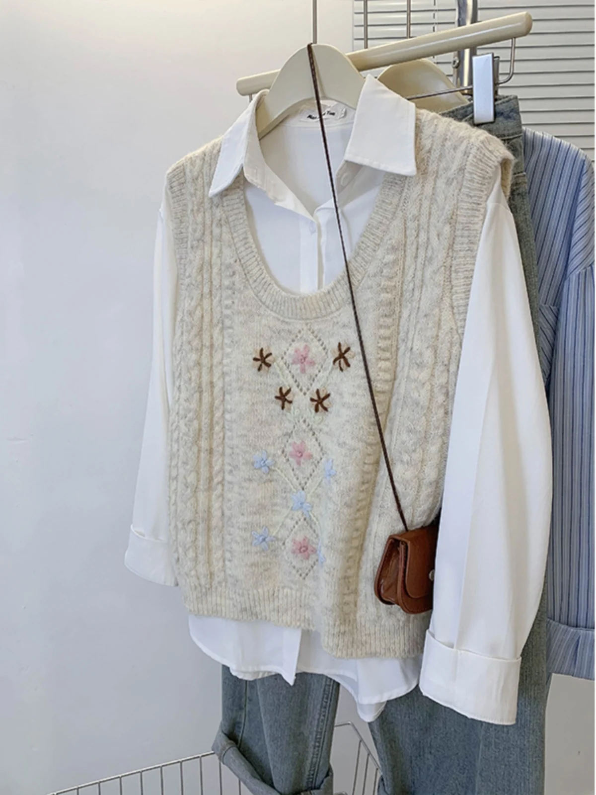 

Retro Layered Svel Knitted Vest Women's Inner Wear Floral Design Autumn Winter Faion Sense oulder Open Sle