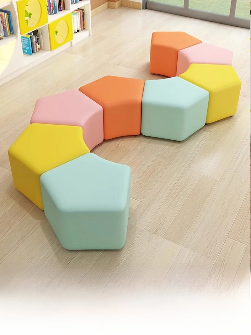 カラフルな幼稚園音楽教室用低椅子、早期教育センター用子供用革製五面六角形スツール
