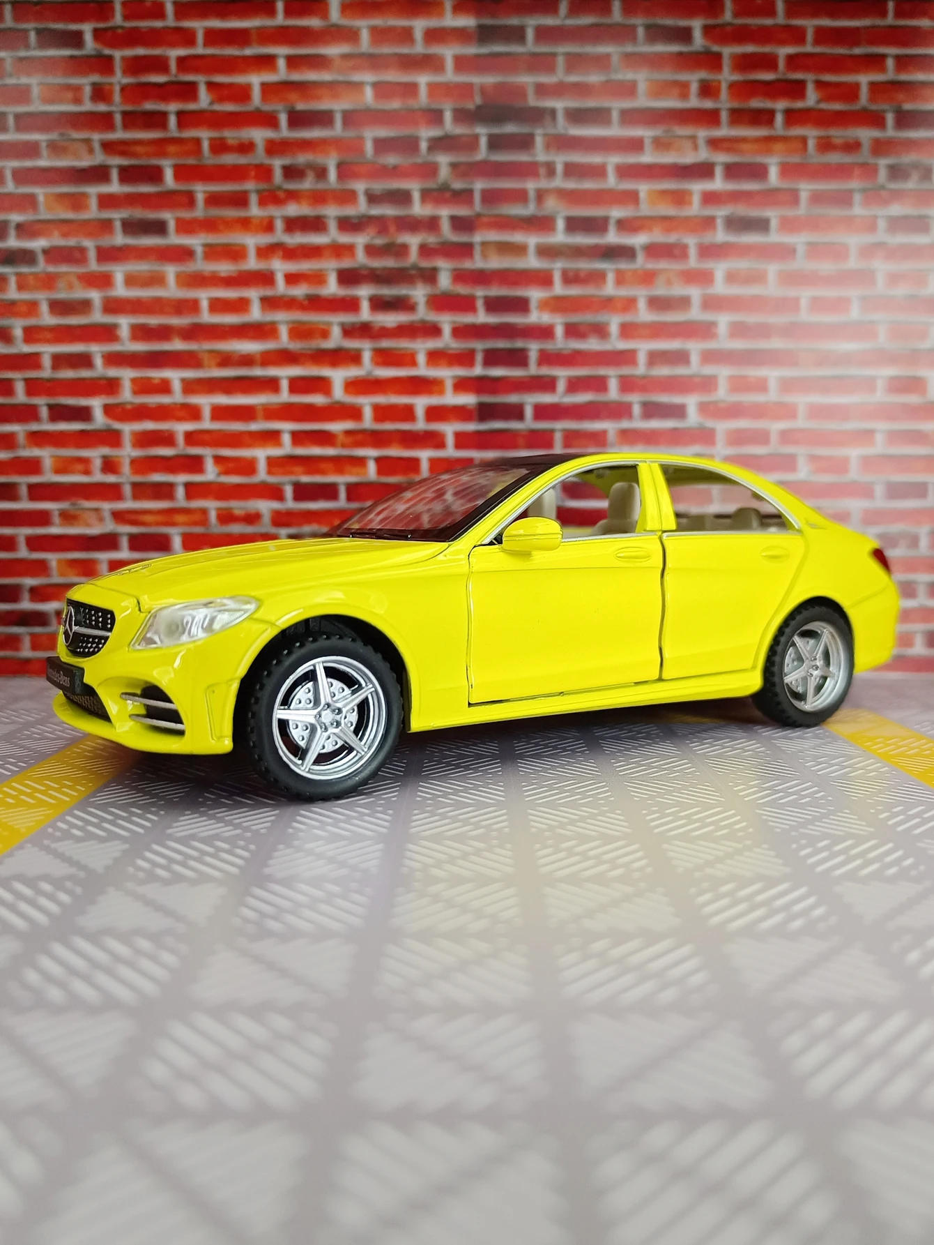 

1:32 Mercedes Benz C260L alloy car model ornament collection sound and light 6 door open boy toy car birthday gift