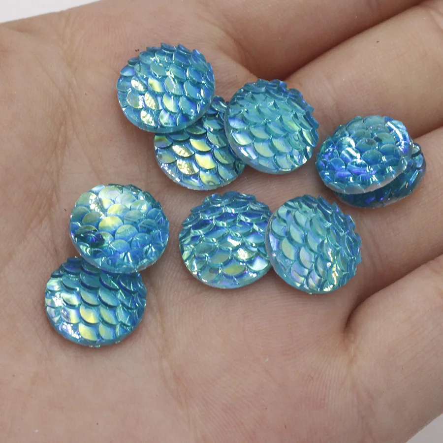 100 sztuk/partia Kolorowe zawieszki ze stali nierdzewnej w kształcie łusek syreny, okrągłe żywiczne charmsy do samodzielnego tworzenia naszyjników i biżuterii