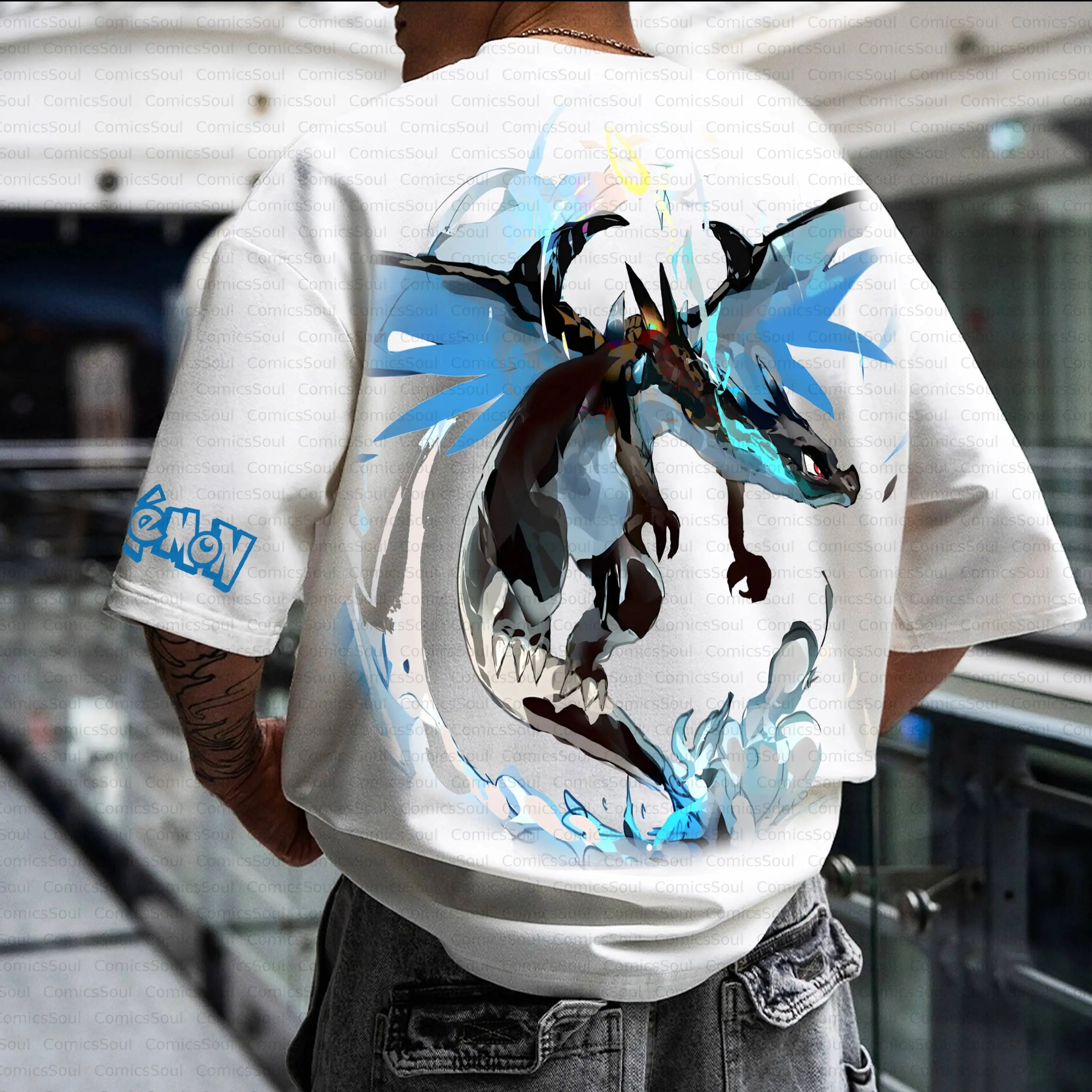 camiseta-de-algodao-pokemon-verao-2026-com-estampa-de-charizard-nas-costas-efeitos-de-brilho-azul-nas-mangas-texto-pokemon-caimento-solto-estilo-casual-masculino-streetwear