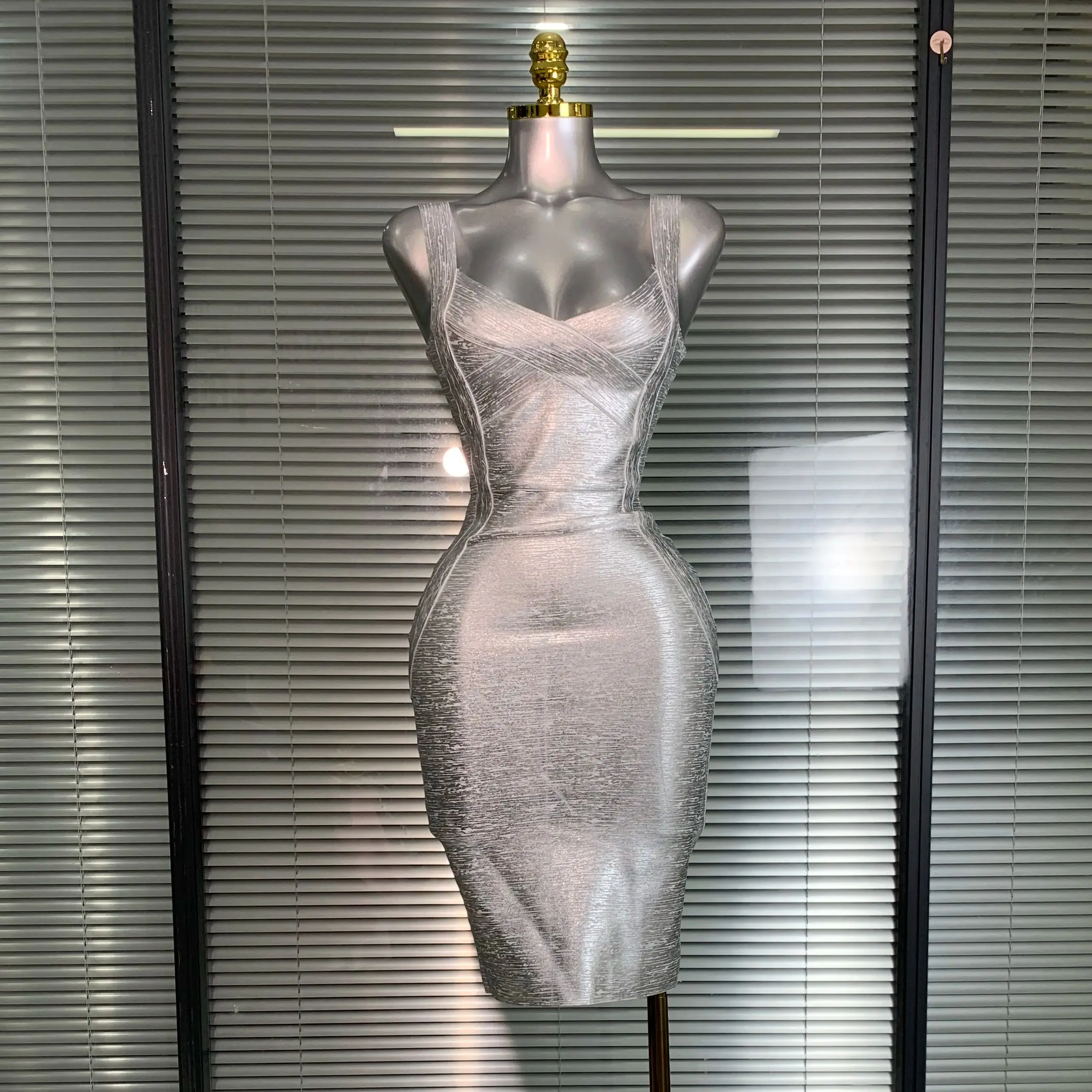 Gloednieuwe 2025, vrouwen bodycon bandage jurk sexy bronzing zilver celebrity mode high street avond feestjurk vestido - afbeelding 2