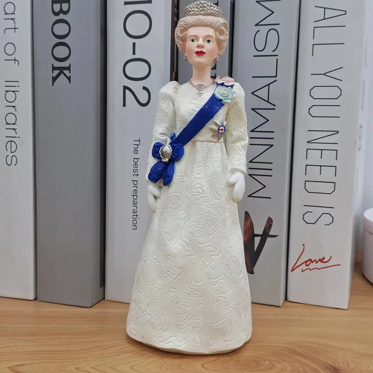 

New resin crafts Queen ornaments desktop bedroom commemorative decorations