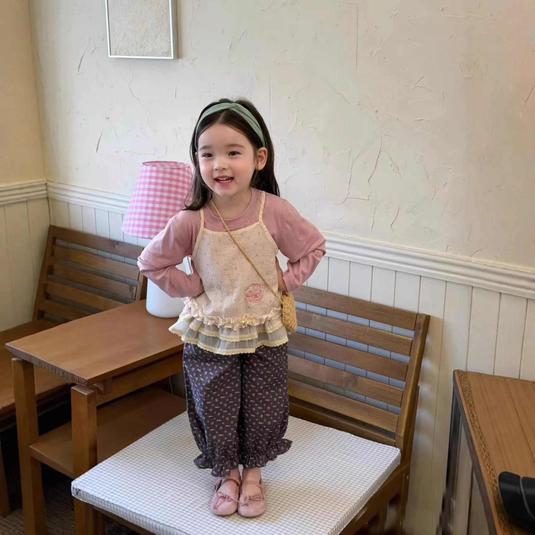 

Комплект для девочек, весна-лето, новая корейская версия, однотонная базовая рубашка, укороченные брюки на подтяжках с цветочным принтом, комплект повседневного повседневного темперамента