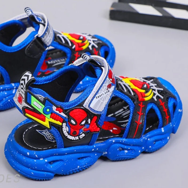 Scarpe Casual per ragazzi luci a LED estate sandali blu rossi per bambini scarpe da spiaggia morbide antiscivolo per cartoni animati da uomo taglia