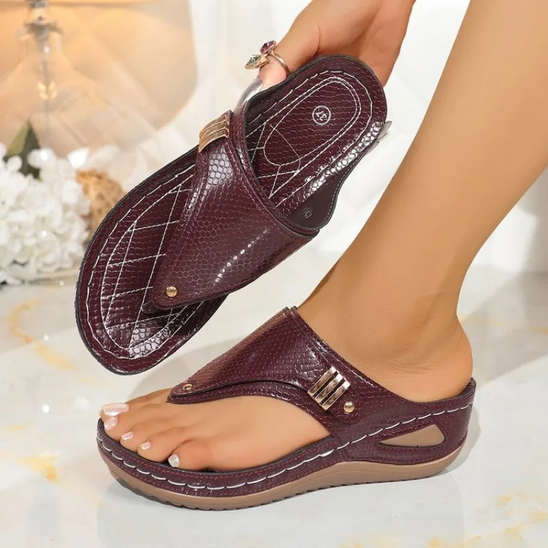 

Женские сандалии-гладиаторы на танкетке 2026 года, летние новые шлепанцы с клипсой на пальцах, с поддержкой свода стопы, нескользящие, мягкие, как флип-флопы