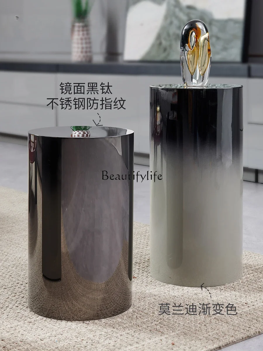 أريكة غرفة المعيشة بجانب عدد قليل من طاولات القهوة الصغيرة المنقولة