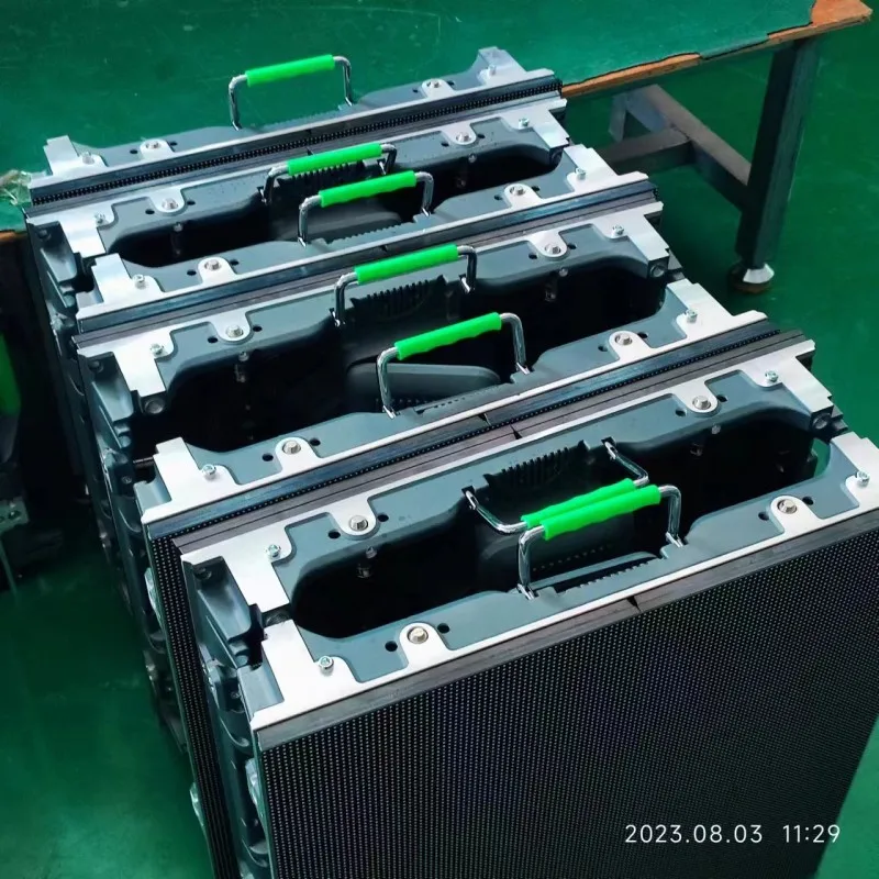 高輝度 P3.91 屋外レンタル LED ディスプレイ 8 個 500*500mm 必要な付属品が付属