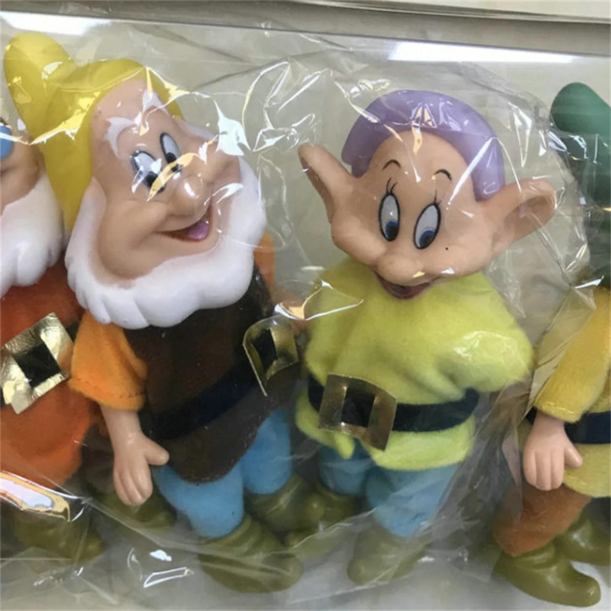 يقدم الآباء هدايا عيد الميلاد الكلاسيكية للأطفال