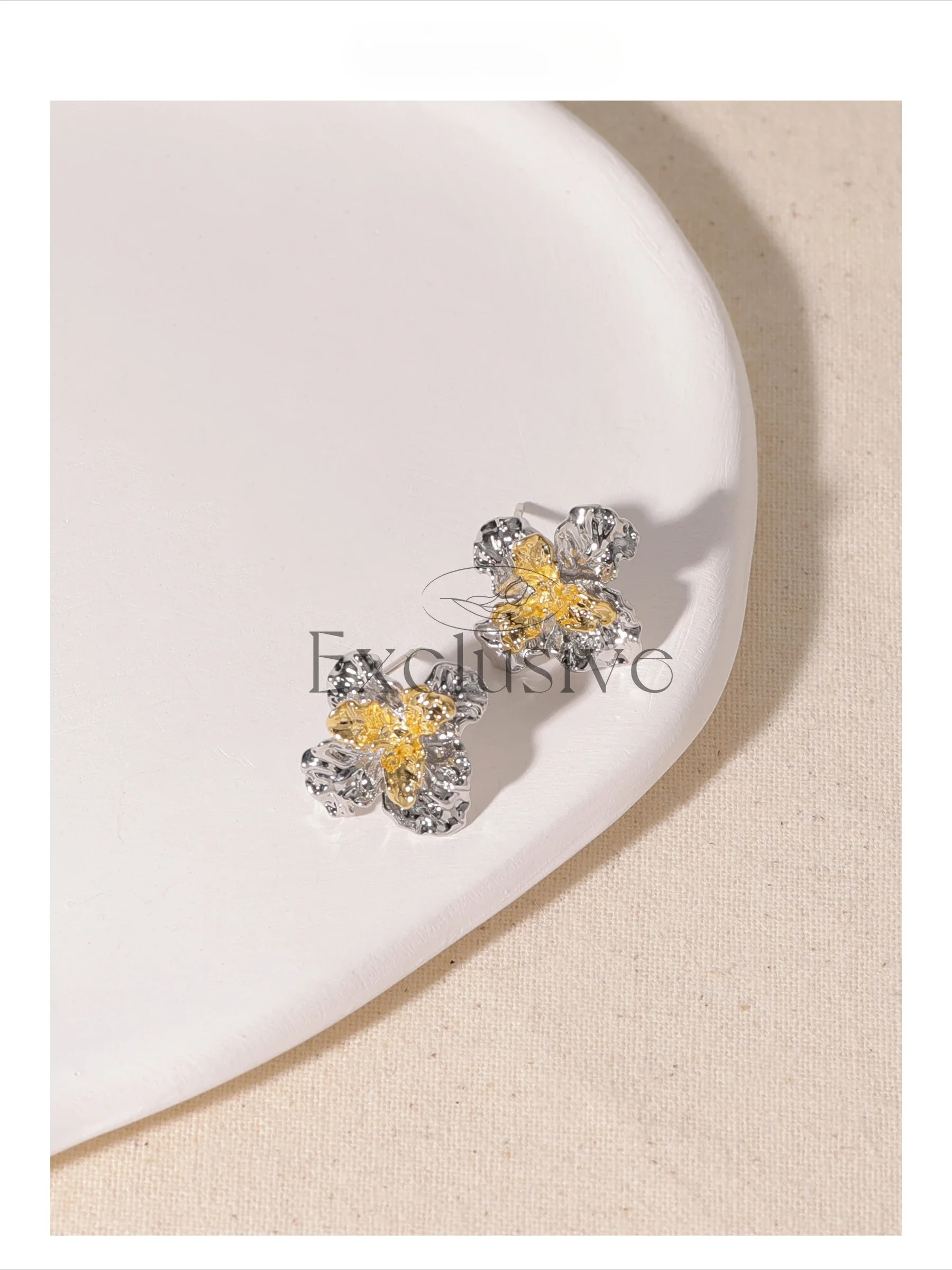 Retro gold and silver metal contrasting color three-dimensional tinfoil flower earrings