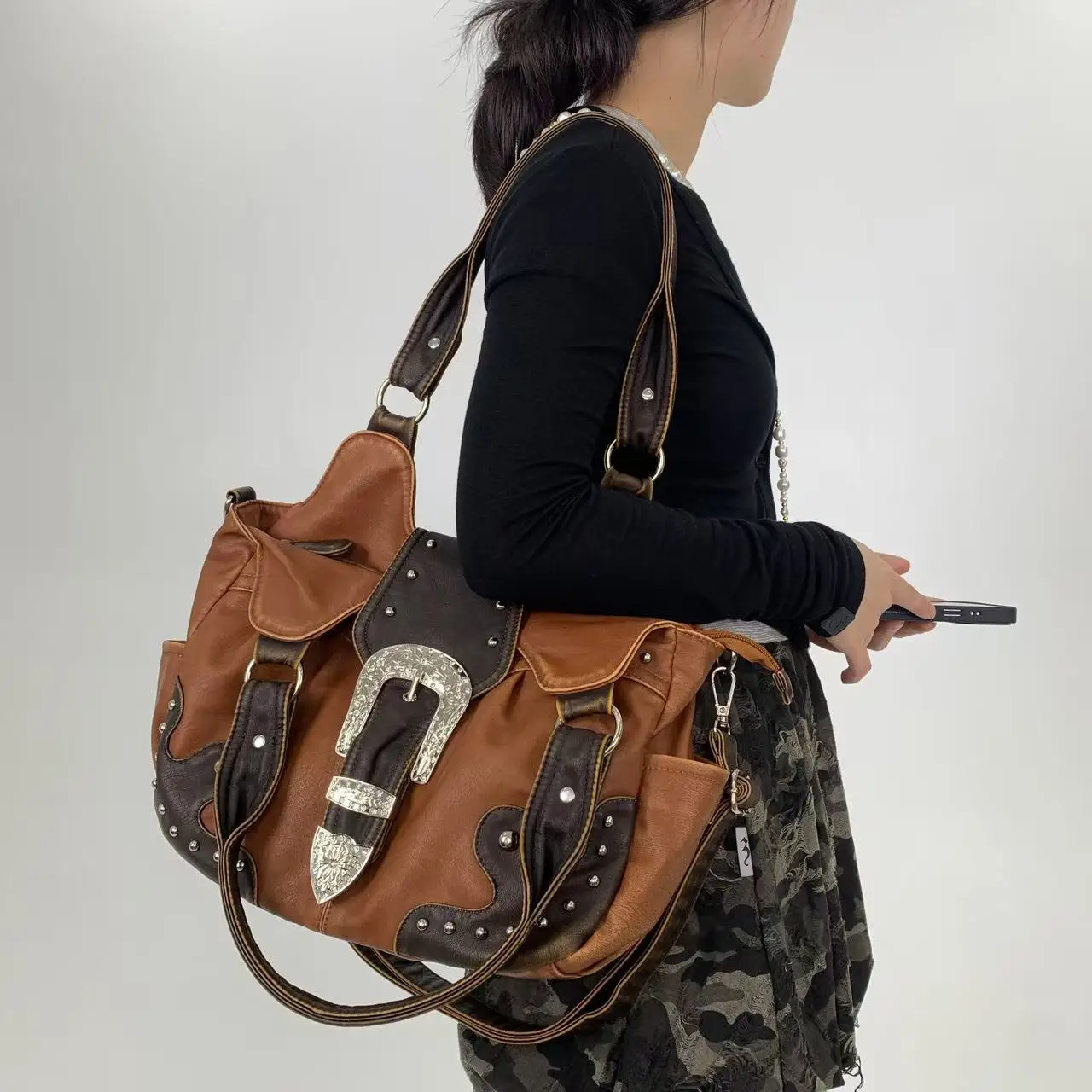 

Женская модная сумка на плечо Y2K Millennium Spicy Girl, большая вместительная мотоциклетная сумка-тоут в стиле ретро с заклепками