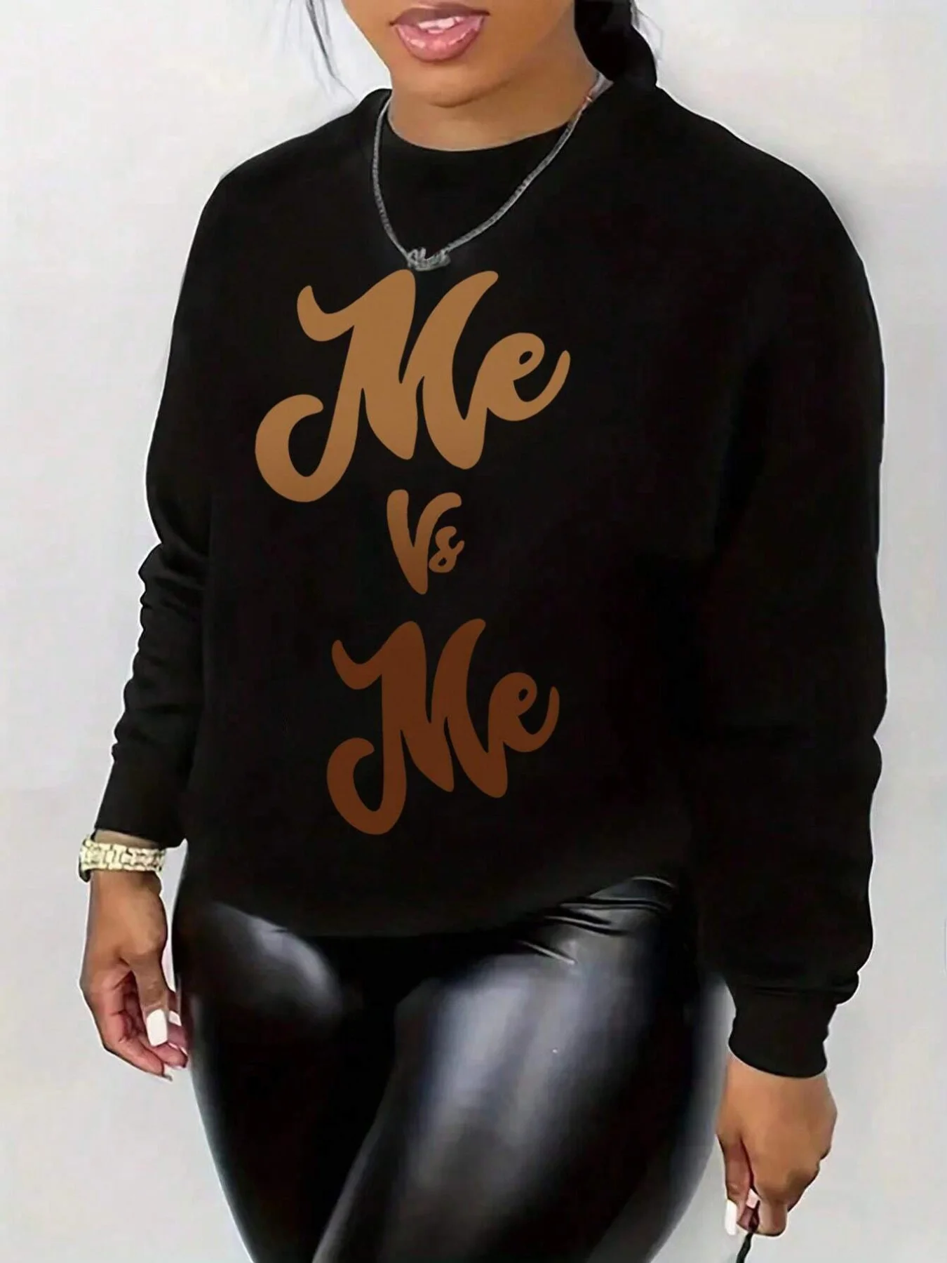

Женская толстовка с надписью "Me against Me" вдохновляющего цвета с уверенным дизайном черного, золотого и коричневого цвета.