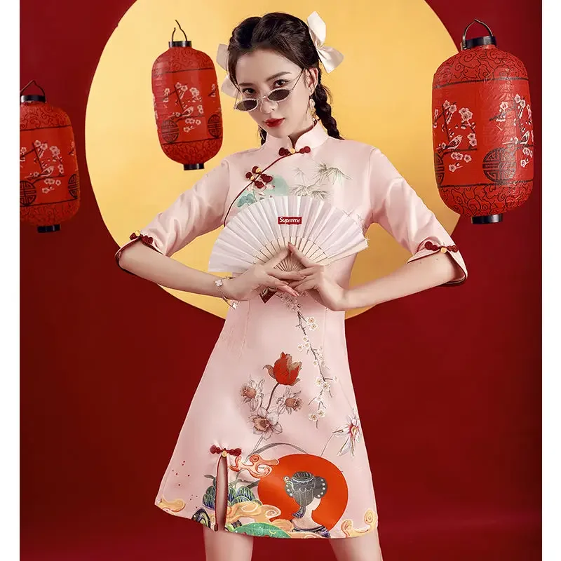 

Китайский шикарный Cheongsam, летнее новое современное уличное платье для молодых девушек, улучшенное ретро платье в китайском стиле, короткое Qipao 2024