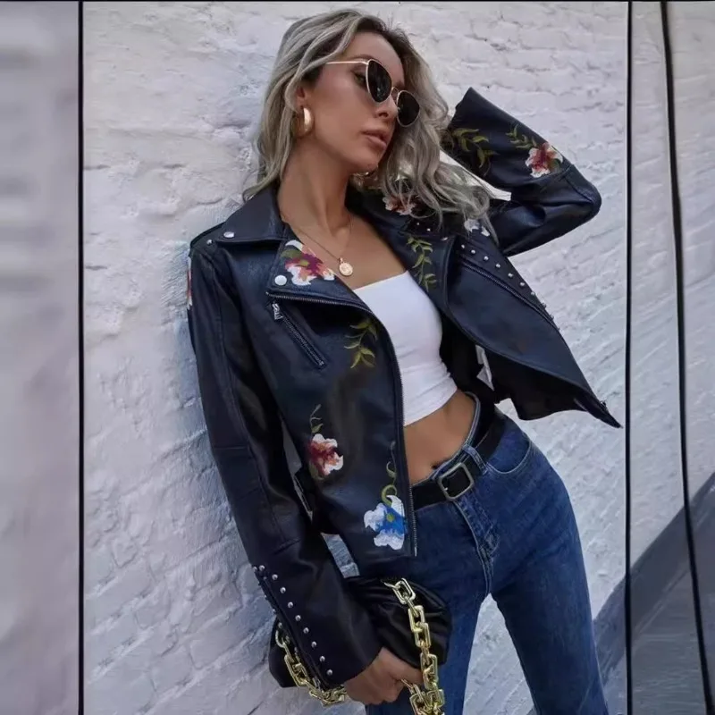 سترة جلدية جديدة للنساء ريترو برشام طباعة التطريز معطف التلابيب السوستة بولي Moto موتو السائق القمم بيج أسود فاسق المرأة Outerwea
