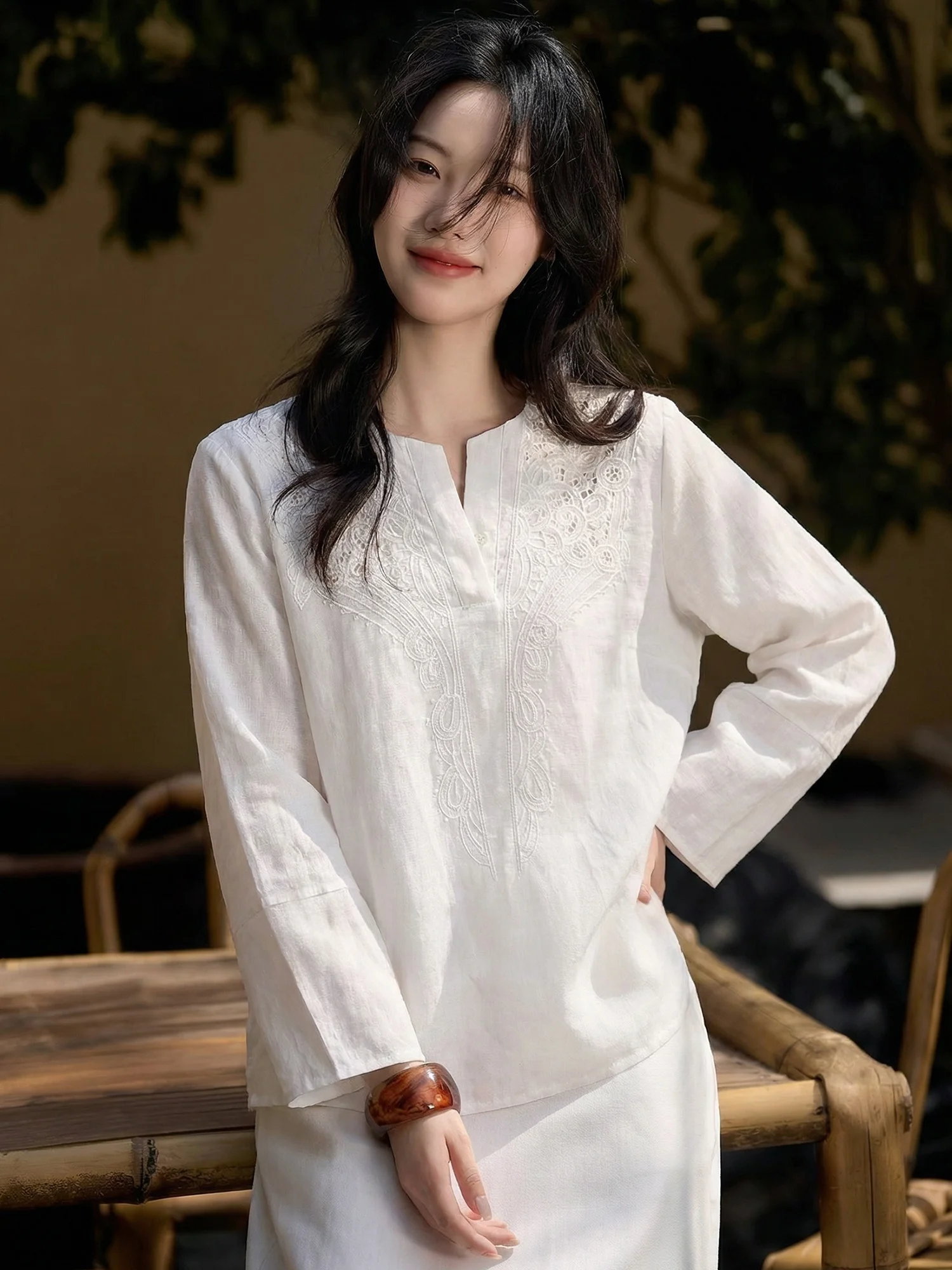 

Свободная льняная блузка для женщин: весенняя мода, повседневный стиль, с объемной вышивкой, рукава-фонарики, V-образный вырез, дышащая, комфортная, приятная к телу.