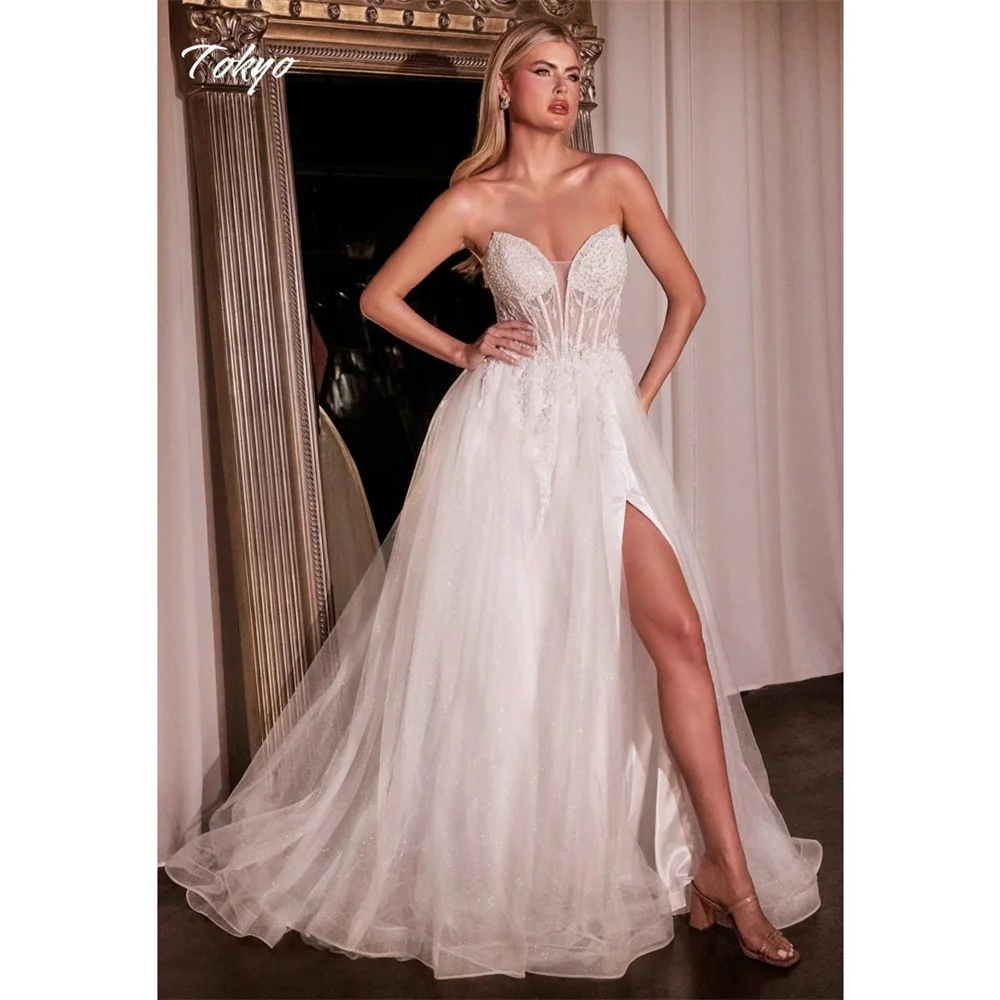 Abiti da sposa con spacco alto lato bianco personalizzato Tokyo Abiti da sposa in tulle senza maniche senza spalline Abiti da sposa a trapezio con cerniera posteriore