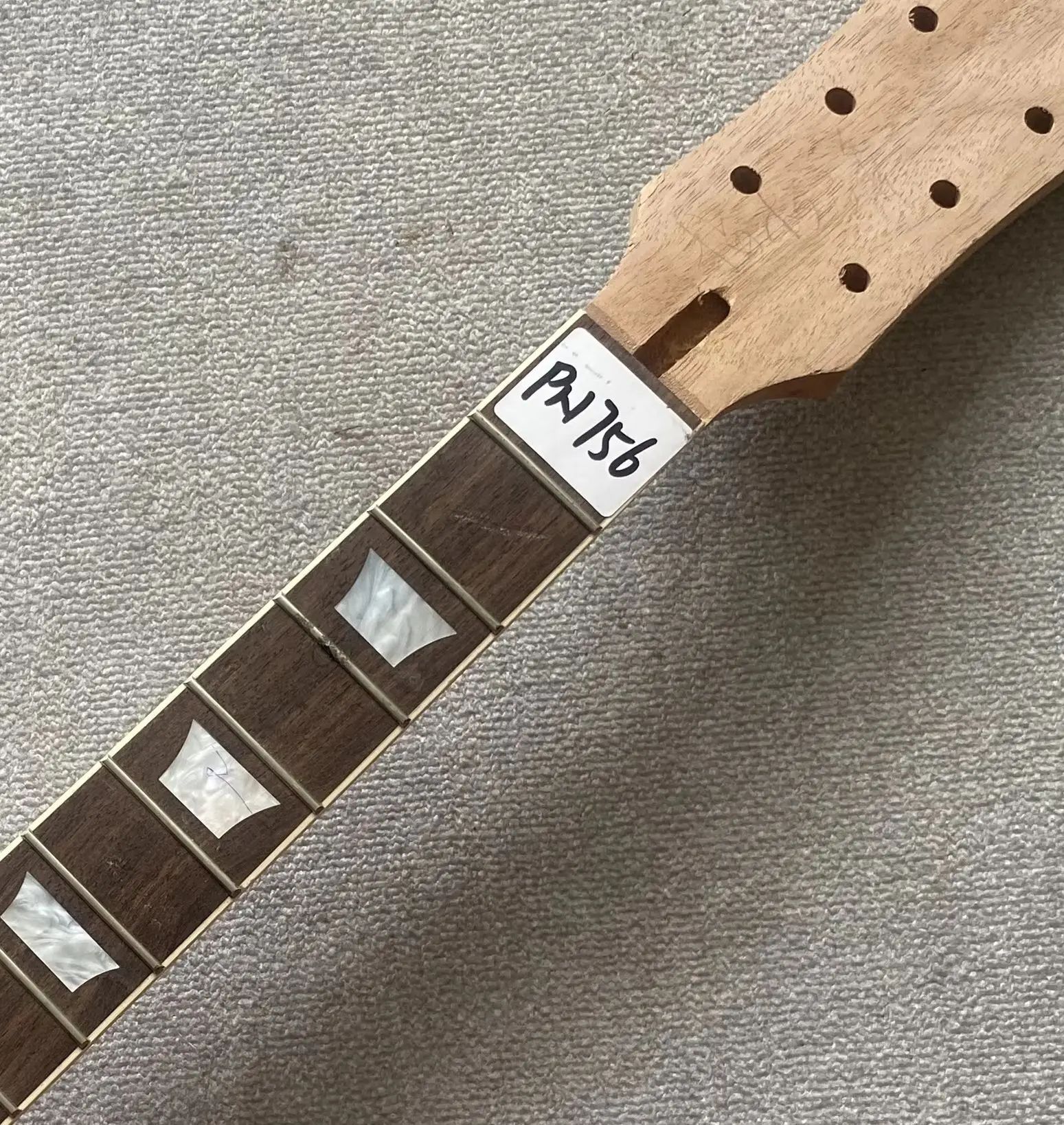 

PN756 Красное дерево и палисандр, 22 лада, 6 струн, электрическая шея, весы 628 мм, длина машинной головки L3 + R3, белый блок, инкрустация, детали для самостоятельного изготовления