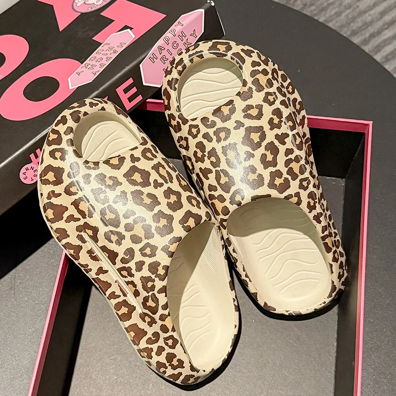 

Летние леопардовые тапочки больших размеров (44) для женщин и мужчин, домашняя обувь, мягкие, с толстой подошвой из ЭВА, для дома, пляжа, для пар.