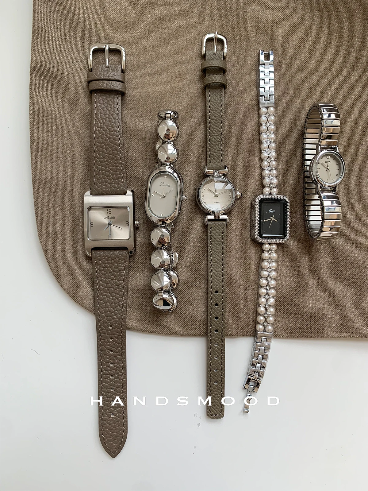 

Premium Selection A Sophisticated And Elegant Silver-Grey Quartz Watch For WomenExuding Understated Elegance And High-End Style.