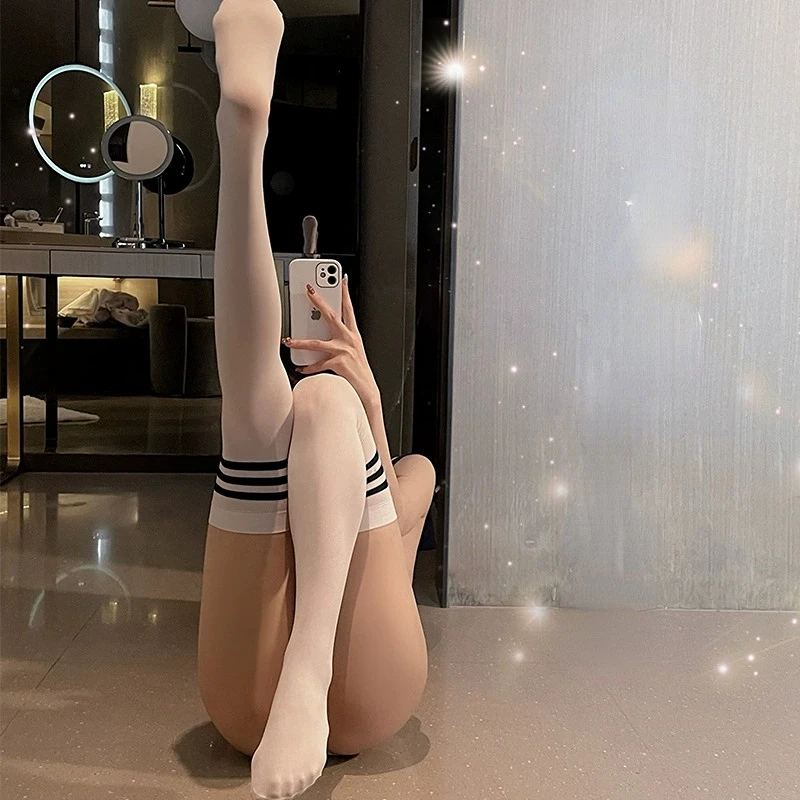 Calze al ginocchio a righe nere calze da studentessa Pure e Innocent