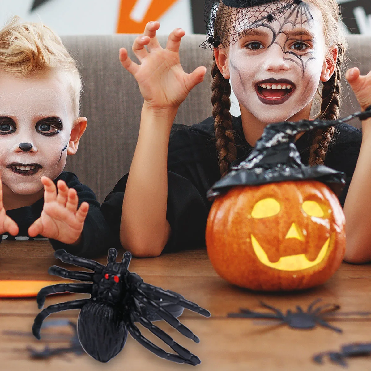 20 ชิ้นมินิแมงมุมแหวนสีดําฮาโลวีนปาร์ตี้โปรดปรานอุปกรณ์พลาสติกตกแต่ง