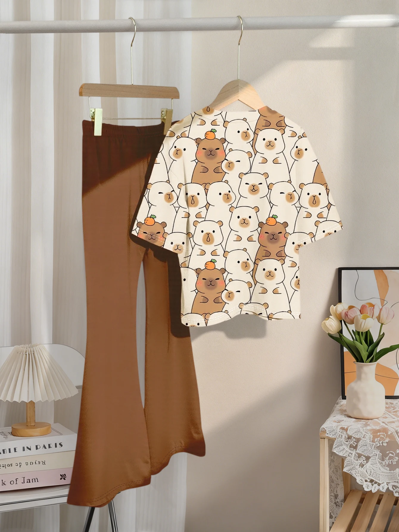 2-Piece Set for Girls: Sweet Summer Outfit with Capybara Print Round-Neck Short-Sleeve T-Shirt + Brown Flared Pants, Casual Two-Piece Set, Summer Youthful Vibe, Suitable for Holiday Gifts, Can Be Worn in All Seasons, Stylish and Versatile for Outdoor Gatherings, Fashionable and Elegant Korean-Style Girls' Clothing