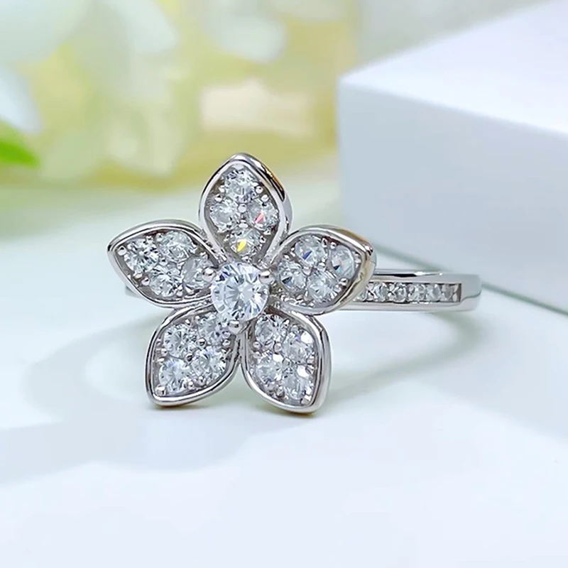 Huitan Exquisite Flower Shaped Finger Ring for Women Silver Color Dazzling Cubic Zirconia Wedding Accessories Aesthetic Jewelry
