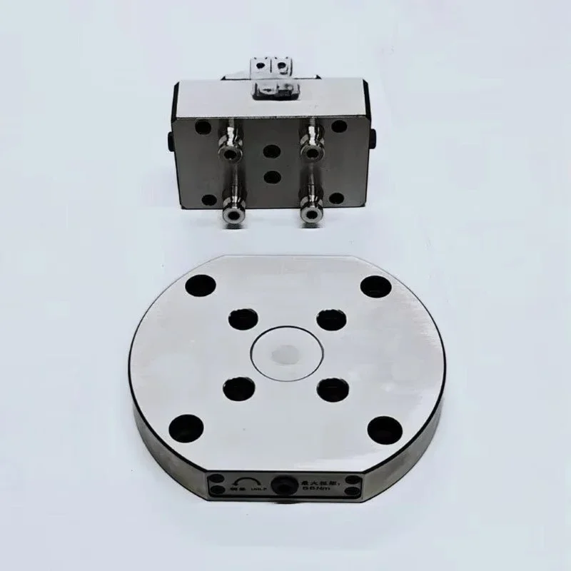 Manual self-centering vice with 52mm spaced hole baseplate