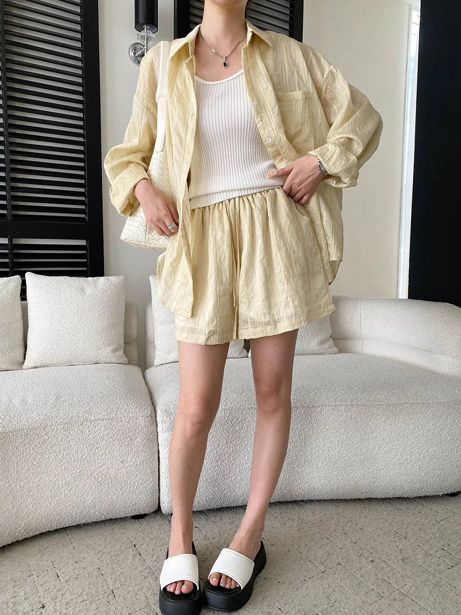 Sommerliches Damen-Set aus leichtem, atmungsaktivem, plissiertem Texturhemd und Shorts in unifarbenem Casual-Stil. – Detail 14