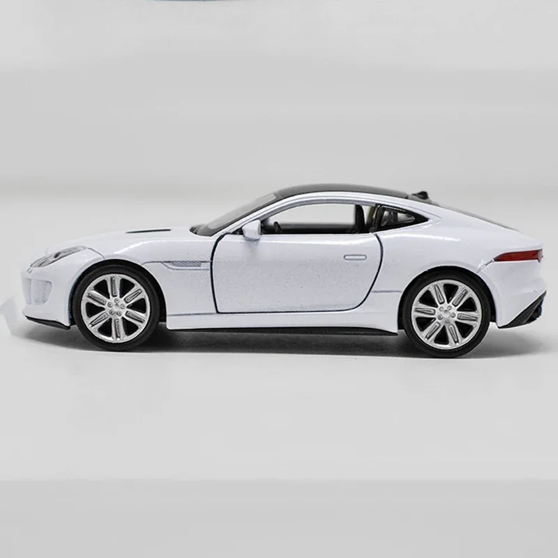 WELLY 1:36 JAGUAR F-Type Coupe Model Samochodu Ze Stopu Metalu Symulacja Kolekcjonerska Zabawka Autko z Napędem Pull-back Prezent Kolekcjonerski