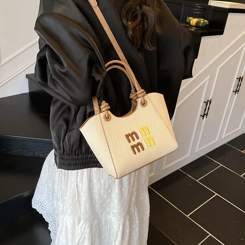 

2023 весенняя новая женская модная маленькая сумка-повседневная универсальная сумка-мессенджер, портативная сумка-ведро для работы и путешествий